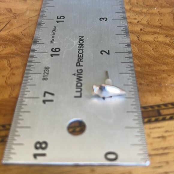 KENDRA SCOTT Rose Gold Spade Arrowhead Stud! - Picture 4 of 6